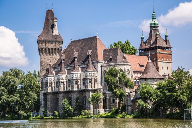 4 hours long private walking tour in Budapest - Price and logistics: what $324.06 per group really means