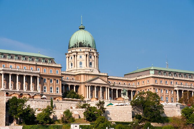 Accessible Budapest Tour - Sandor Palace and the President’s Guard Look