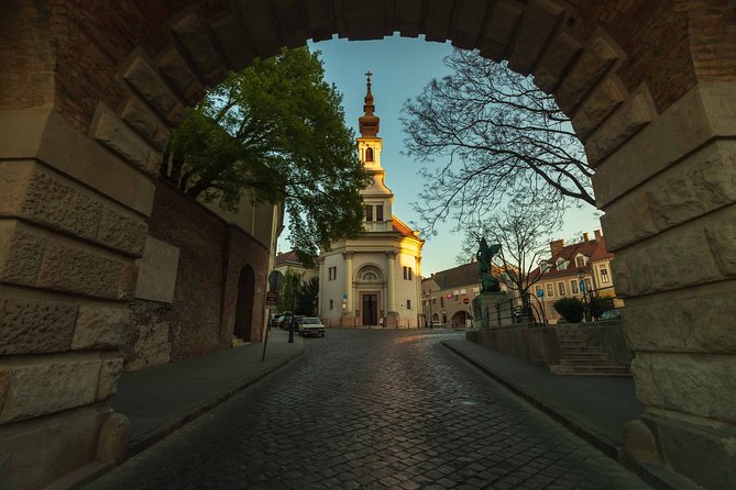 Buda Castle Quarter Walking Tour - Stop 3: Disz Square and the story around Jewish landmarks