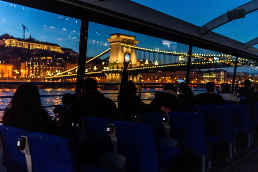Budapest: 1-Hour Evening Sightseeing Cruise with Drink - Key highlights before you go