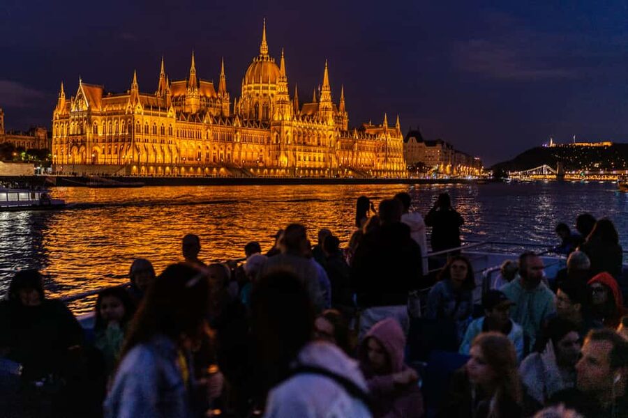 Budapest: 1-Hour Evening Sightseeing Cruise with Drink - Danube at Night, Done in One Hour