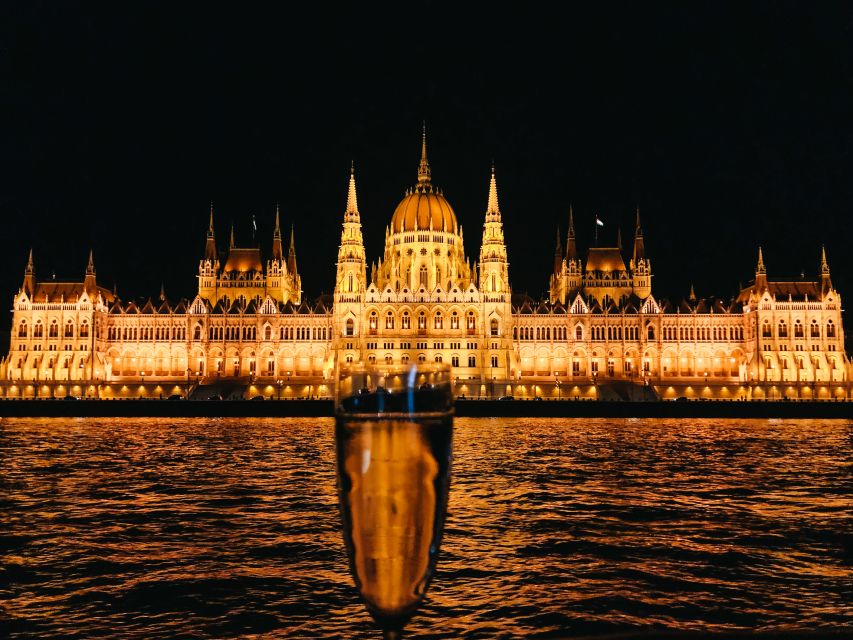 Budapest: 1-Hour Evening Sightseeing Cruise with Drink - Best Timing for Sunset Light and Night Photos