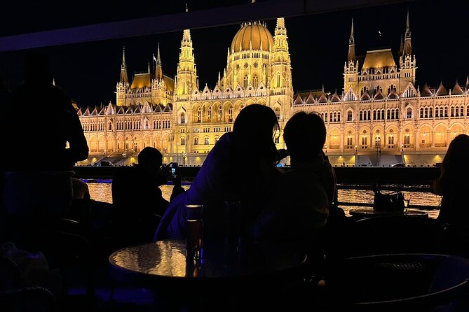Budapest: 1-Hour Highlights Cruise with Welcome Drink - Seats, Crowds, and Railings: How to Find the Best Photo Spot