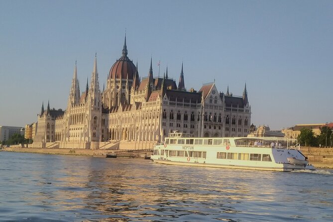 Budapest: 1-Hour Highlights Cruise with Welcome Drink - Welcome Drink and Onboard Wi-Fi: Small Perks, Real Use