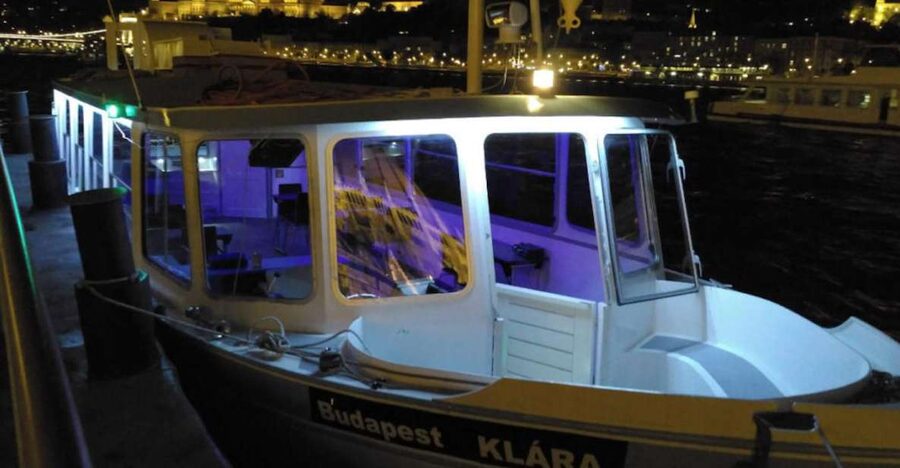 Budapest: 1-Hour Private Boat Cruise - Vigadó Concert Hall and the Hungarian Academy of Sciences