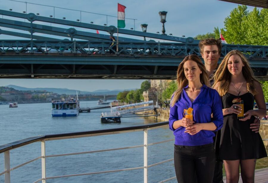 Budapest: 1 hr Sunshine Booze Cruise with Prosecco - Landmark Spotting From the Water (Parliament, Margaret Bridge, and More)