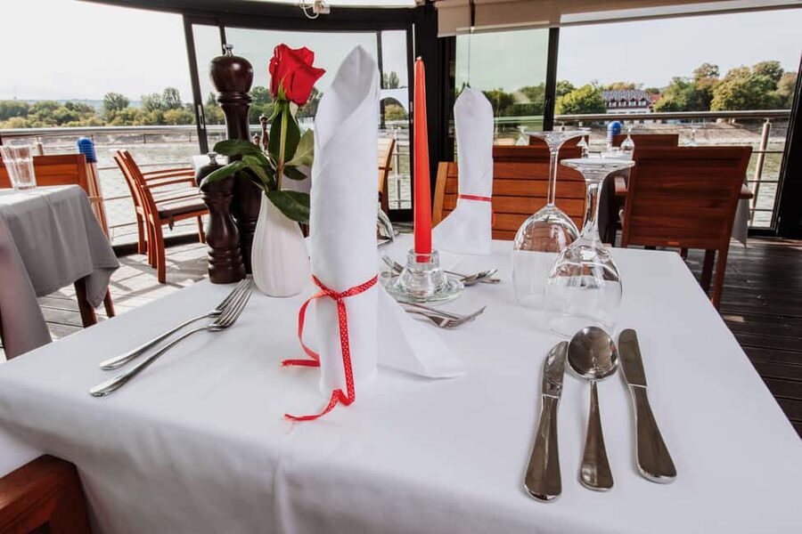 Budapest: 2-Course Dinner for 2 on a Boat Restaurant - Key things to know before you go