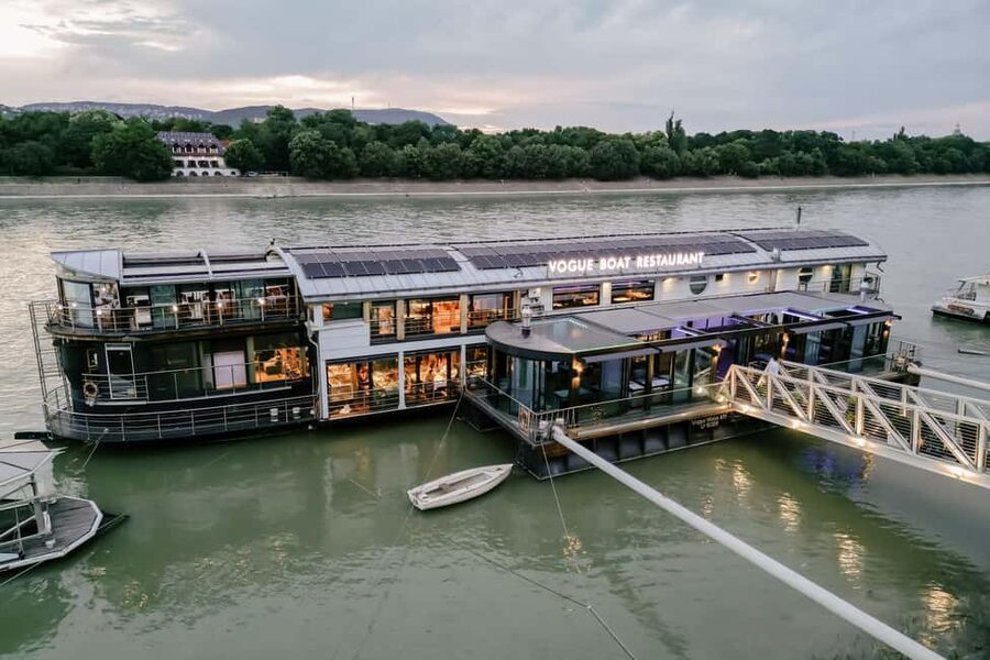 Budapest: 2-Course Dinner for 2 on a Boat Restaurant - Vogue Boat Dinner on the Danube: what you actually experience in 2.5 hours