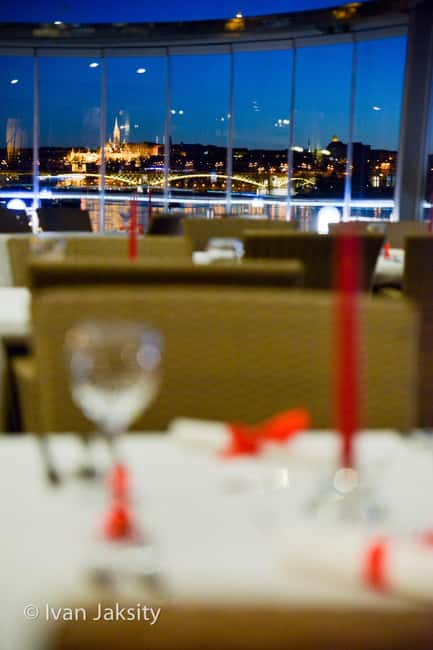 Budapest: 2-Course Dinner for 2 on a Boat Restaurant - Service and atmosphere: what the best moments feel like