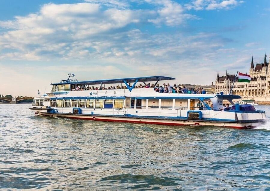 Budapest: 3-hour City Tour with Castle Walk + 1-hour Cruise - Castle Hill walk: Fisherman’s Bastion and Matthias Church exterior