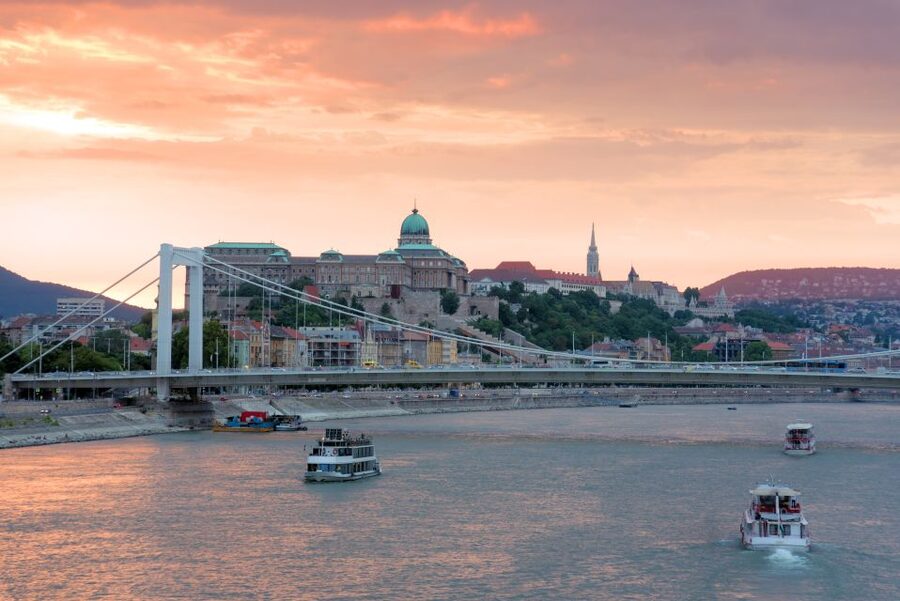 Budapest: 3-hour City Tour with Castle Walk + 1-hour Cruise - From the Eurama meeting point to the first big viewpoints