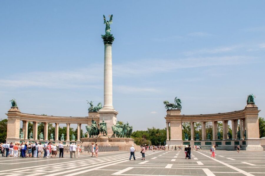 Budapest: 3-Hour Live Guided Sightseeing Tour - Elizabeth Bridge Crossing: The Danube Photo Angle You’ll Remember