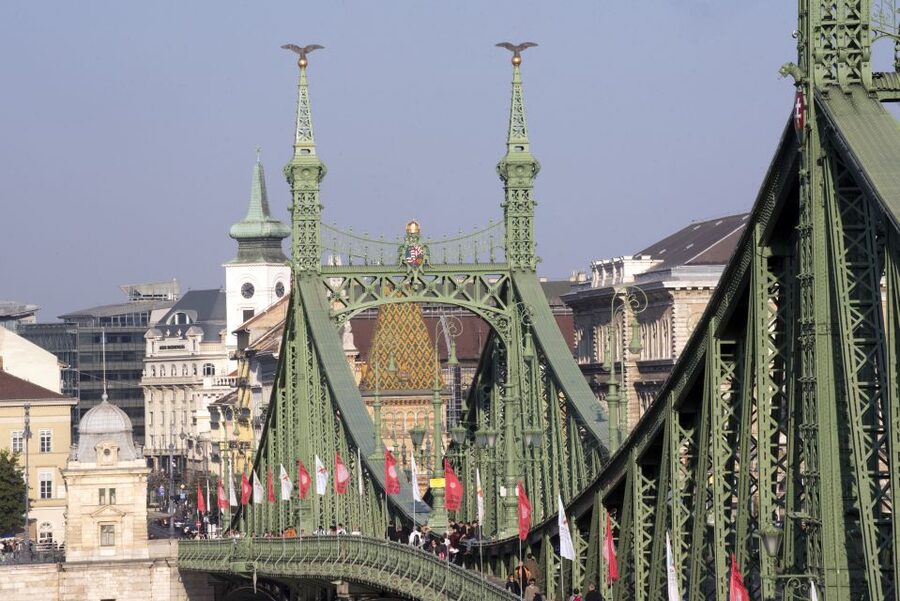 Budapest: 3-Hour Live Guided Sightseeing Tour - Meeting at Báthory utca: Easy Start, Central Location