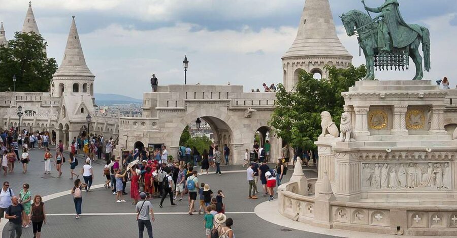 Budapest 3-Hour Walking Tour in Italian - Danube Crossing by Public Transport, a Smart Way to Switch Sides