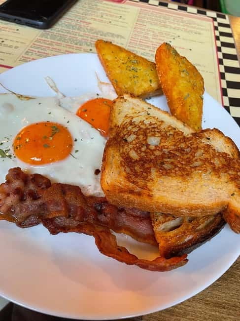 Budapest: 4-hour Bottomless Brunch w/ Cocktails & Craft Beer - Ruin Brew in Budapest’s Jewish Quarter: the setting for your brunch