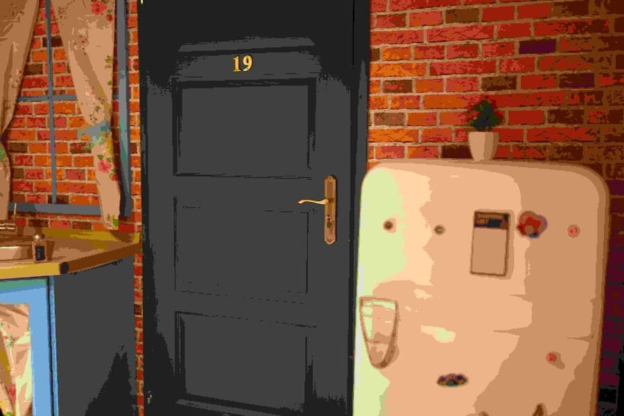 Budapest: 90s Sitcom Escape Room Adventure with Drinks - Who this is best for, and who should skip it