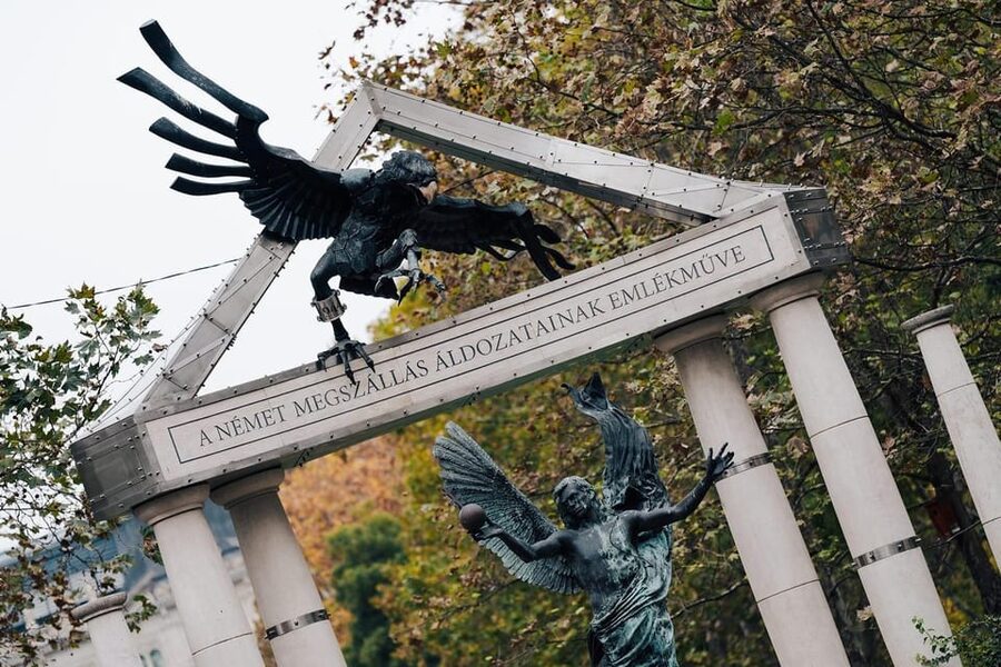Budapest: Alternative Street Art & Jewish Tour - Emblems of Survival and Monuments You Can Actually Interpret