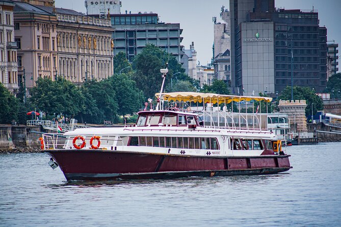 Budapest Audio Guide Cruise with Day, Sunset and Night Options - Boarding, Seating, and Getting a Real View