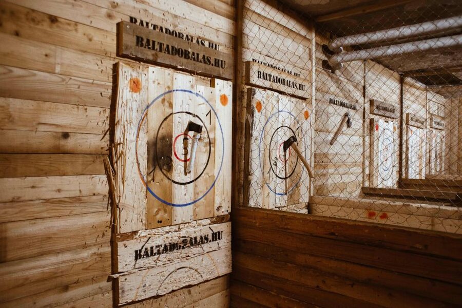 Budapest: Axe Throwing Experience - More Than One Way to Play: Targets, Scoring, and Ninja Stars