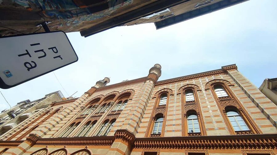 Budapest: Best of Downtown and Jewish Quarter Tour - The guides are a big part of the value