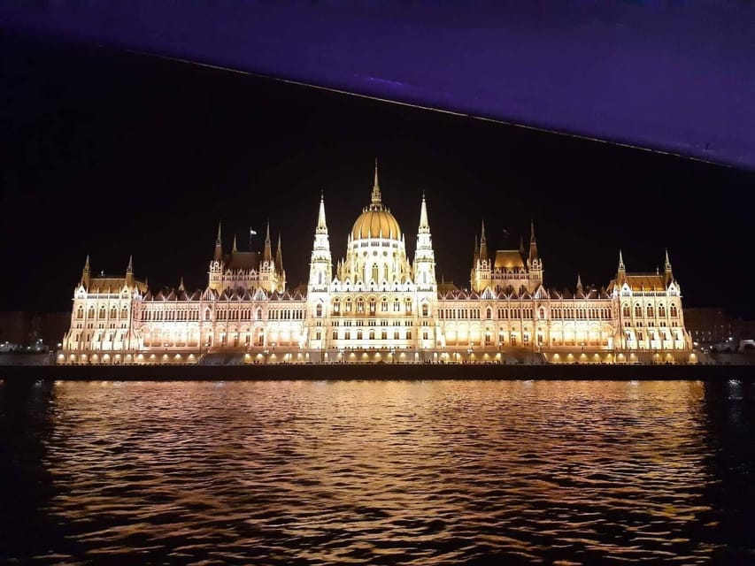 Budapest: Boat Cruise with Personal Guide and Drink - The included drink, wine or lemonade, plus the on-board bar
