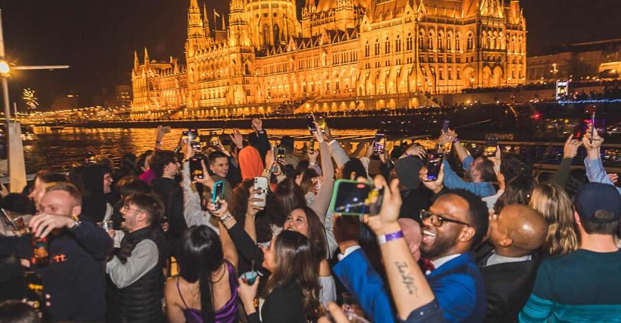 Budapest: Boat Party with option of Unlimited Drinks - Should you book this Budapest boat party with unlimited drinks?