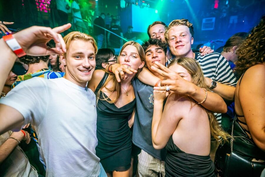 Budapest: Boat Party with option of Unlimited Drinks - After-party club access with skip-the-line entry