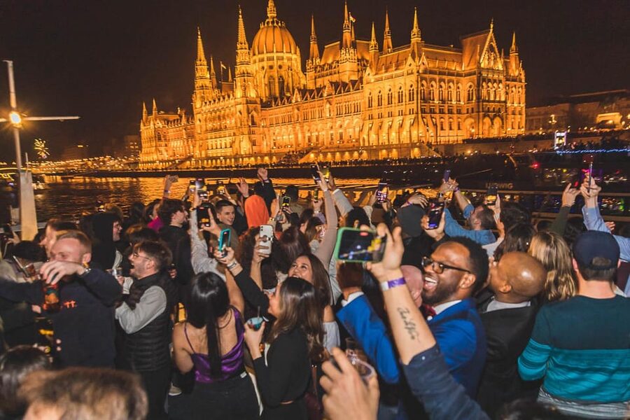 Budapest: Boat Party with option of Unlimited Drinks - Who this tour suits best