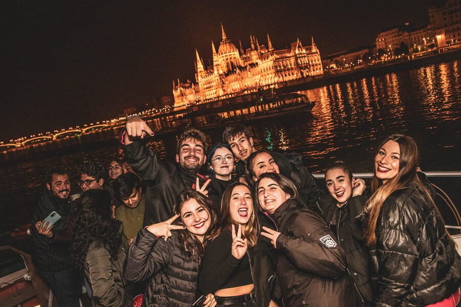 Budapest: Boat Party with option of Unlimited Drinks - The 2-hour unlimited drinks pre-party: what it really gives you