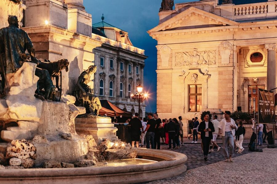 Budapest: Buda Castle District Vampires and Myths Night Tour - Meeting at Kilometre Zero, Then a Slow Start Up the Hill
