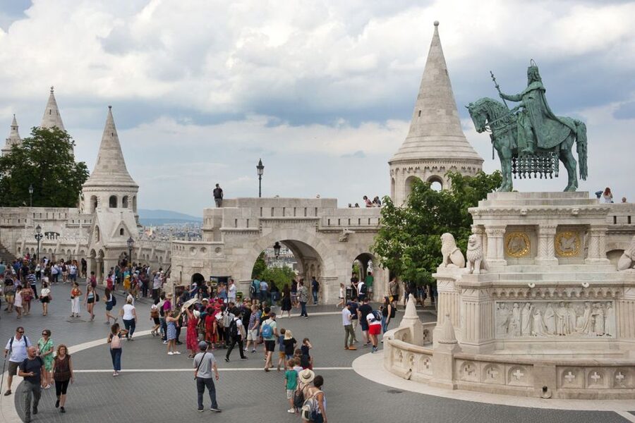 Budapest: Buda Castle District Walking Tour - From Holy Trinity Column to Matthias Church, with Gothic context