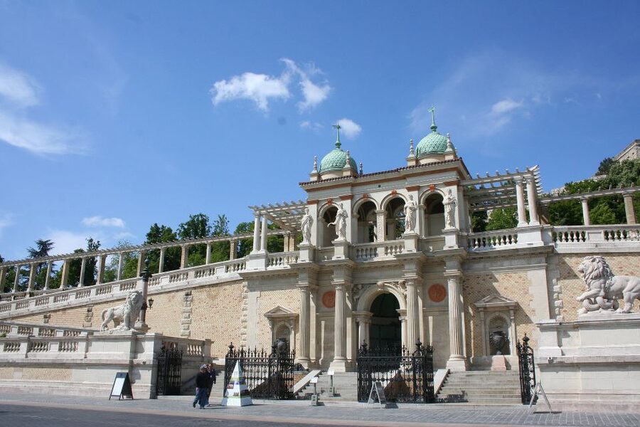 Budapest: Buda Castle Private Walking Tour - Royal Palace grounds: walking through the medieval to 15th-century arc