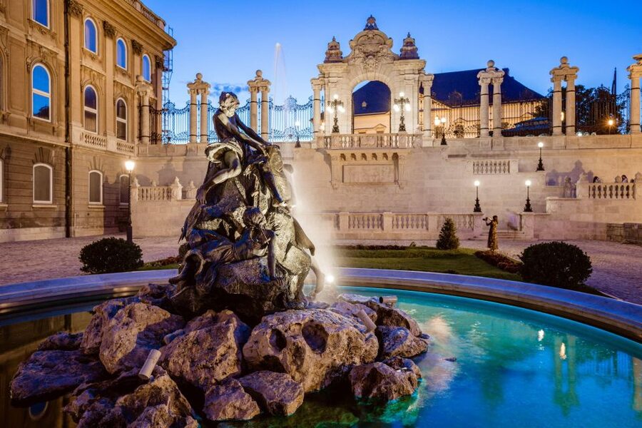 Budapest: Buda Castle Walk with Saint Stephen's Hall - Price and logistics: why $29 can be a smart spend