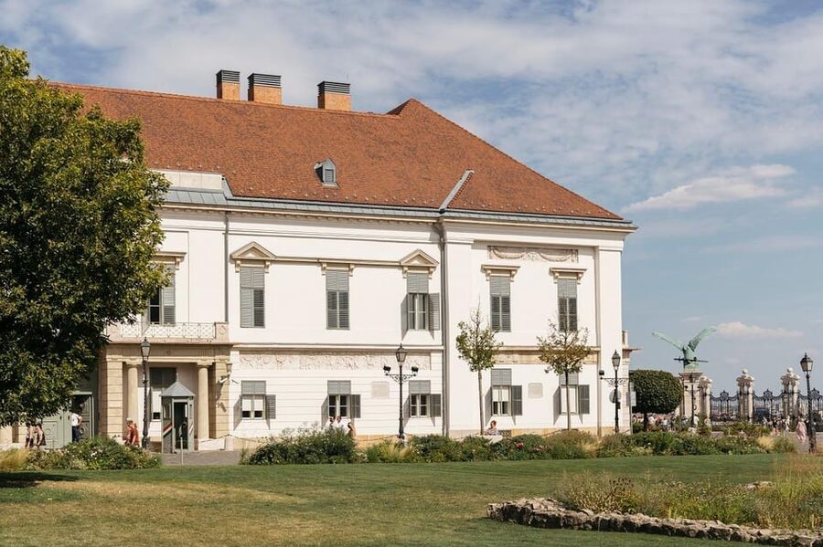 Budapest: Buda Castle Walking Tour & Folk Music Performance - Buda Castle Royal Palace: King Matthias, Renaissance culture, and wine-fountain stories