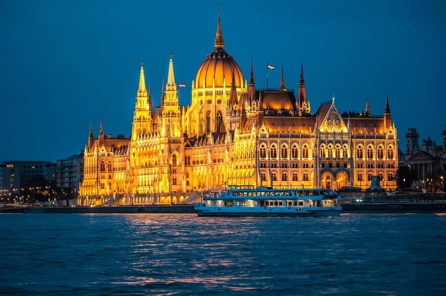 Budapest By Night Sightseeing Cruise - Getting On Board: Vigadó tér Dock 5 vs Batthyány tér Dock 1