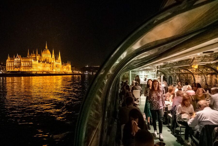 Budapest: Candlelit Dinner River Cruise with Live Music - Parliament to Buda Castle: Your Danube Photo Route
