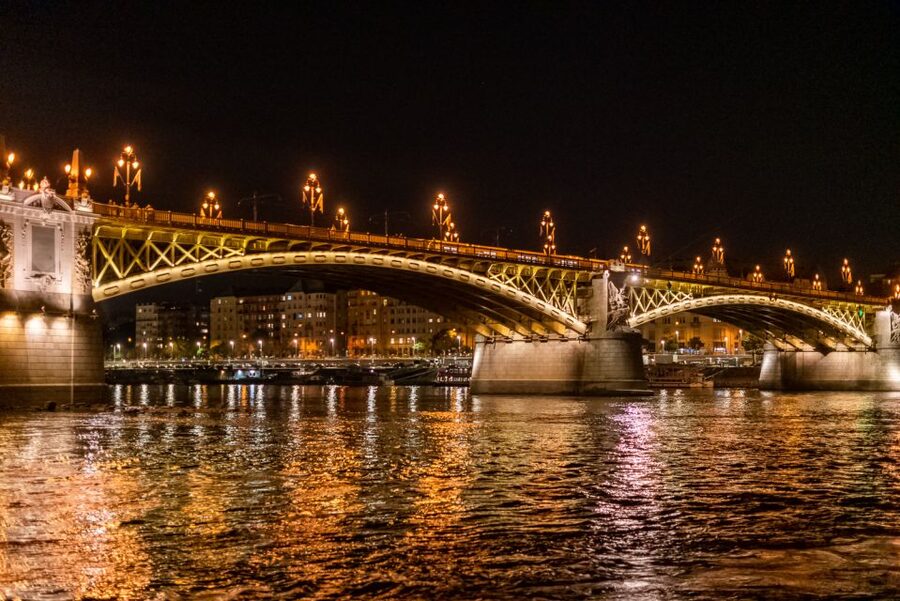 Budapest: Candlelit Dinner River Cruise with Live Music - Live Music That Keeps Dinner Flowing