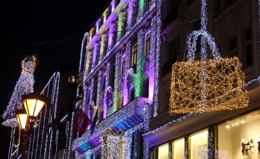 Budapest Christmas Walking Tour w Entry to Basilica - Danube Corso Views: Buda Castle District and Matthias Church from the Street