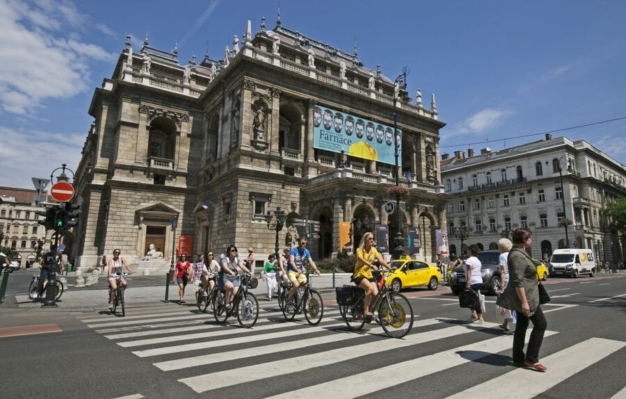 Budapest: City Bike Tour with Coffee Stop - Starting at Yellow Zebra: Get Your Bearings Fast