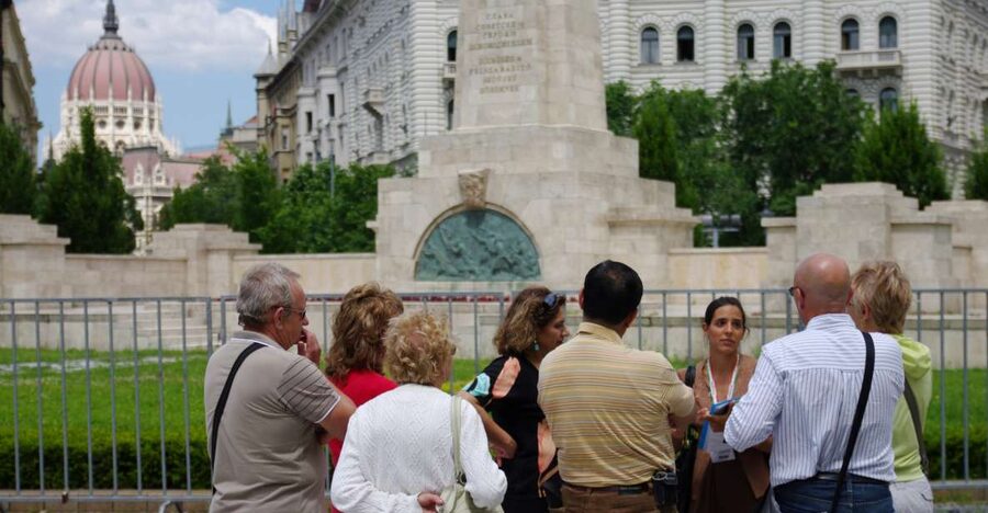 Budapest: City Center Walking Tour - Duna Corso Promenade: Danube Views That Beat Waiting for a Bus