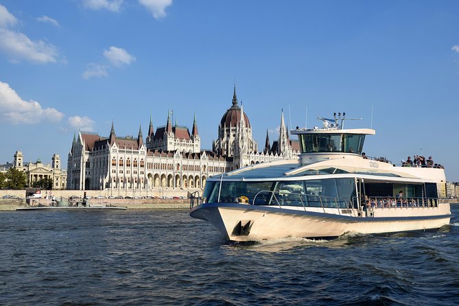 Budapest Danube Cruise with Drink, Audio Guide, Margaret Island - The river route: from Buda Castle views to Elizabeth Bridge