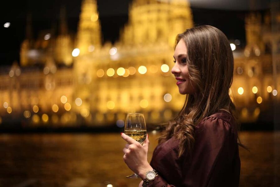 Budapest: Danube Drink and Piano Show - What this Budapest cruise feels like after dark