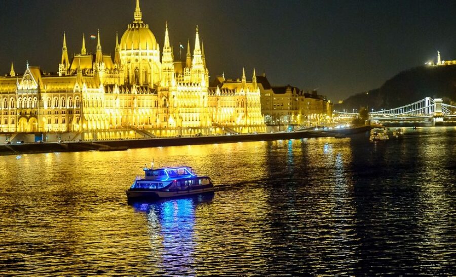 Budapest: Danube Drink and Piano Show - Should you book the Budapest Danube drink and piano show?