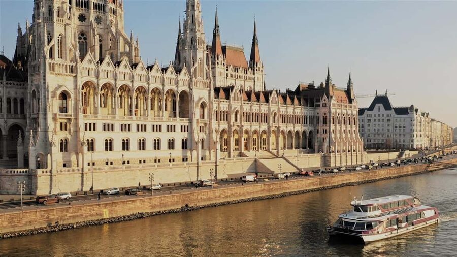 Budapest: Danube River City Lights Express Cruise - Photo tips that actually help on a moving boat