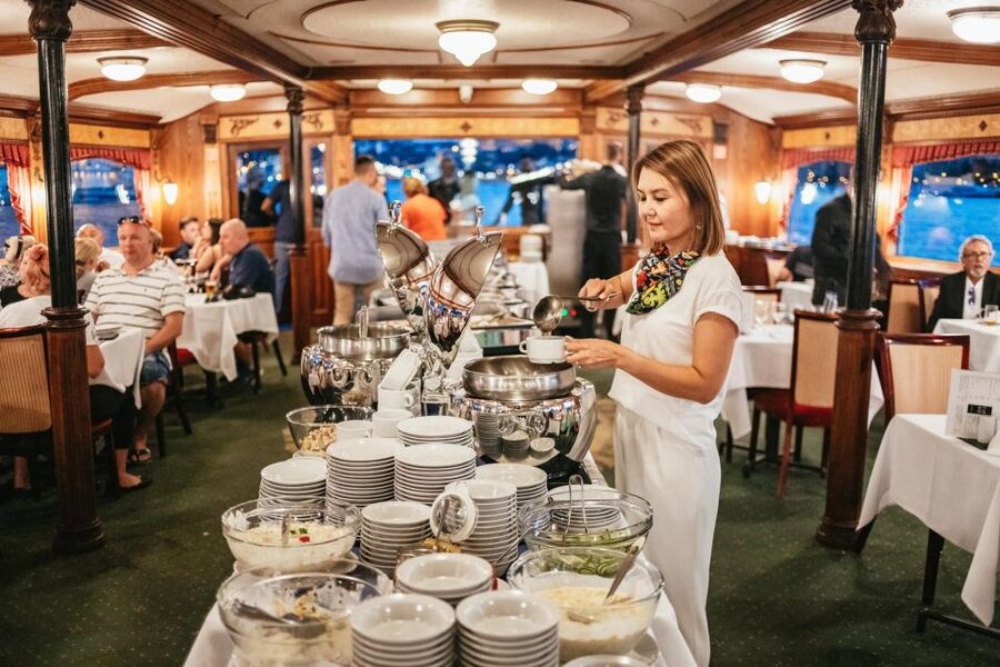 Budapest: Danube River Cruise with Dinner and Prosecco - Live music and dancers: how the entertainment plays out