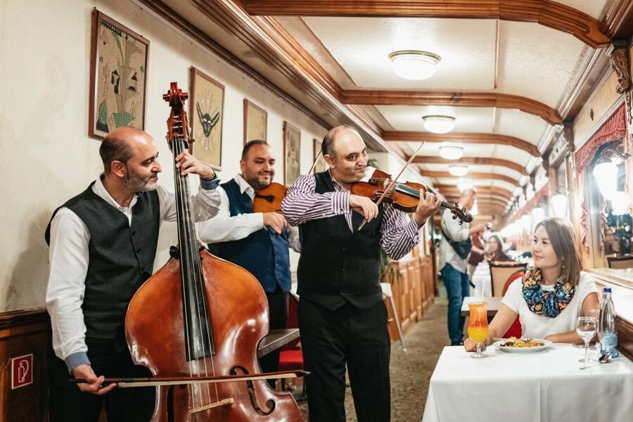 Budapest: Danube River Cruise with Dinner and Prosecco - Where to sit, when to move, and how to avoid common hiccups