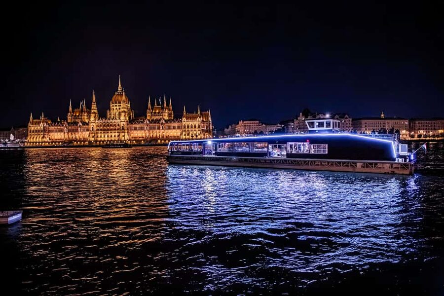 Budapest: Danube River Sightseeing Cruise with Audio Guide - The 1-hour Danube route: what you see from Parliament to Central Market Hall