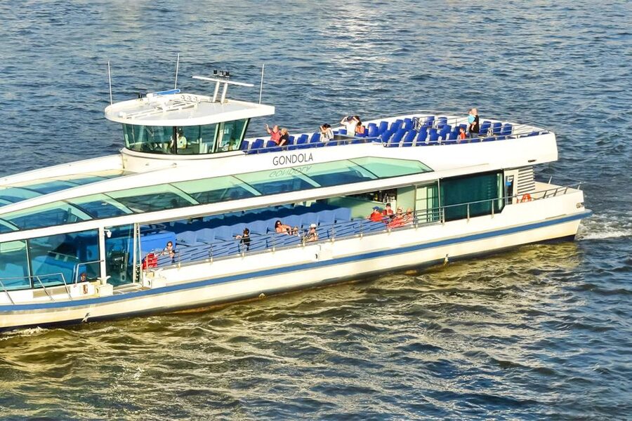 Budapest: Daytime Sightseeing Boat Cruise - On-Board Comfort: Seats, Cover, and Photo Visibility