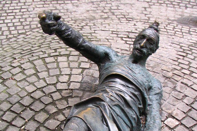 Budapest Dohany, Heroes', Rumbach synagogues & Jewish Ghetto Tour - Pacing, dress code, and how the guide keeps the story coherent