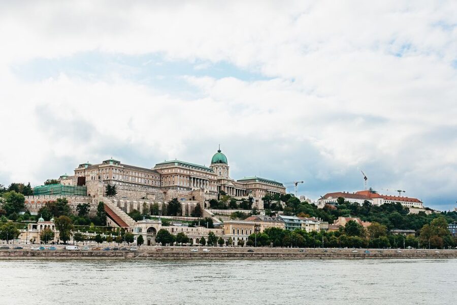 Budapest: Downtown Budapest Cocktail Cruise - Where to stand for photos, and how the timing affects your shots